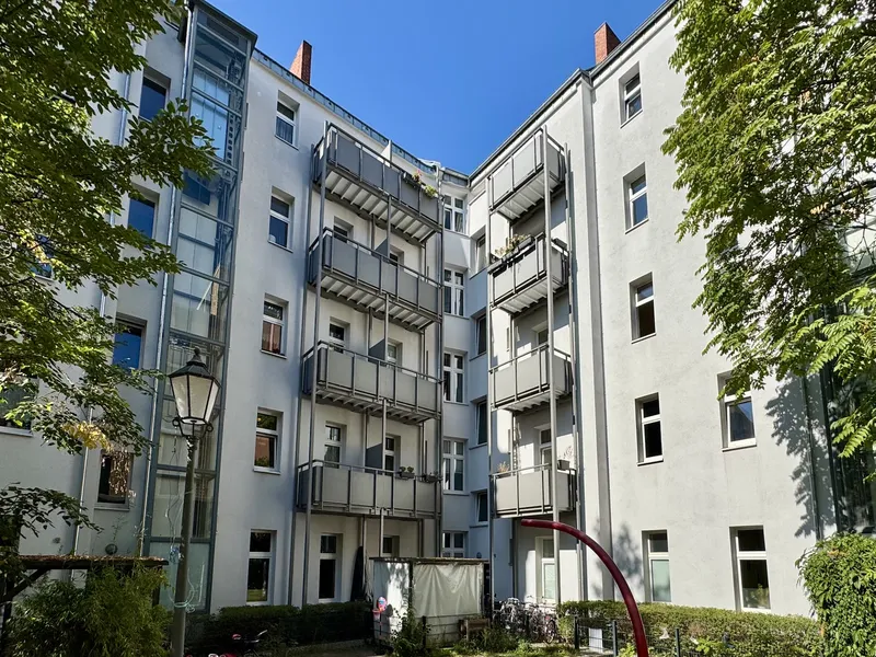 Modernisierte 2-Zimmer-Wohnung im Altbau im Brunnenviertel/Gesundbrunnen mieten, Balkon, ca. 73 m² — photo 1
